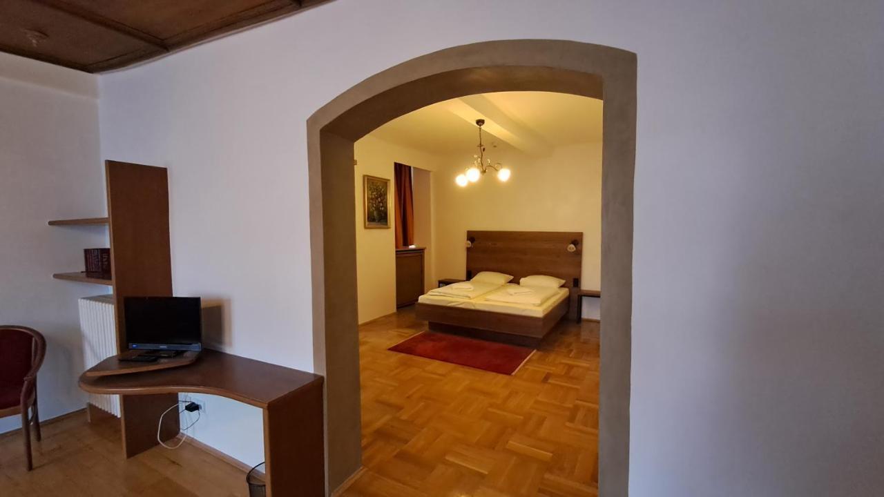 Hotel-Gasthof Goldener Greifen Ротенбург об дер Таубер Екстериор снимка